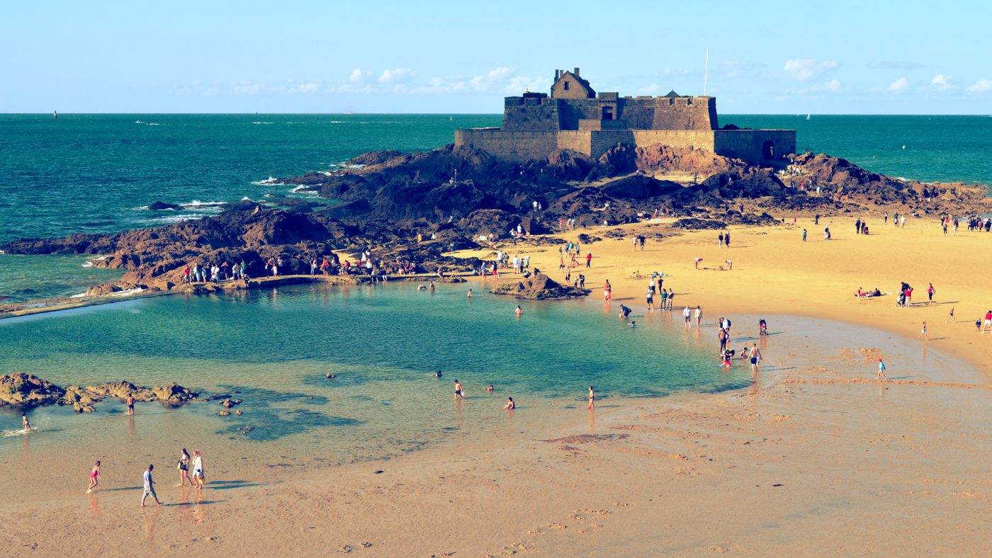 L’un des principaux piliers du système de défense de la ville de Saint-Malo jusqu’au XIXe siècle, le Fort National ne veille plus aujourd’hui que sur les baigneurs installés plage de l’Eventail.