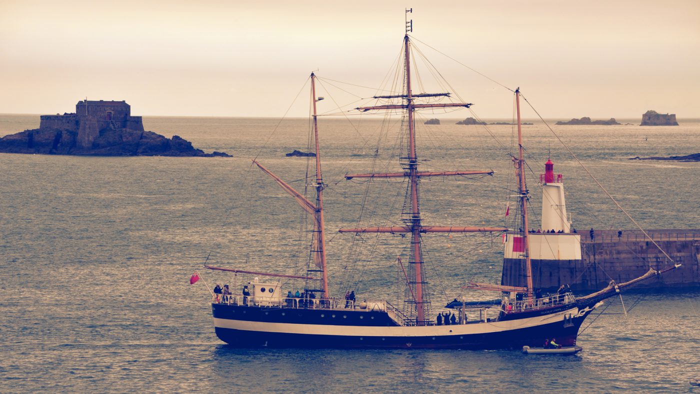 Le grand voilier britannique Pelican of London fait son entrée dans le port de Saint-Malo.