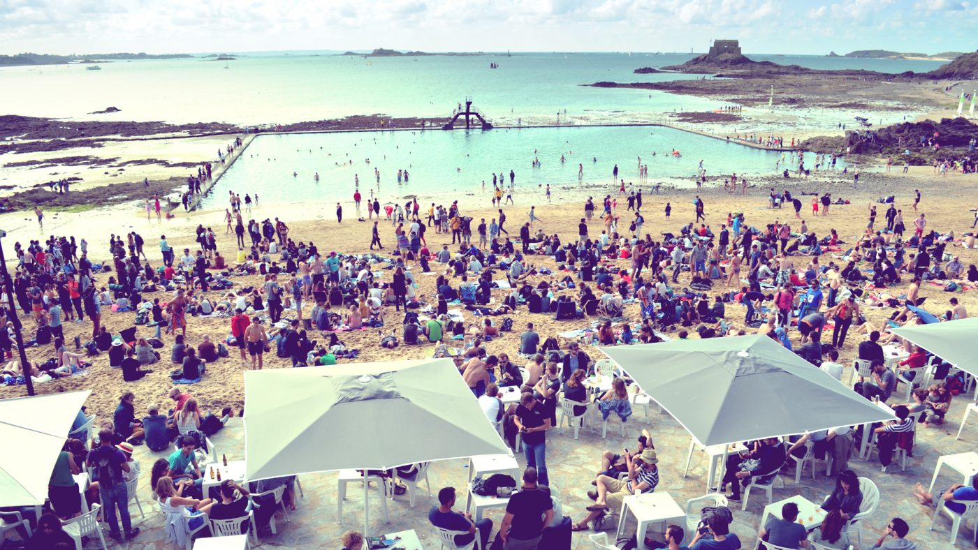 Le week-end du 15 août, la plage de Bon Secours accueille le public de la Route du Rock venu écouter les concerts donnés en plein air.