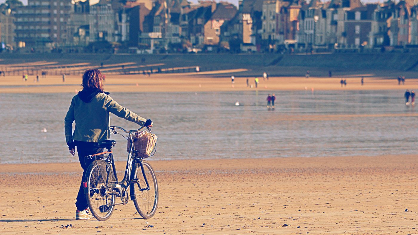 Un fond d'écran comme une invitation à sillonner la plage du Sillon à bicyclette. La plage du Sillon à Saint-Malo.