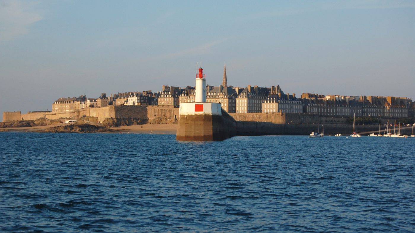La célèbre ligne d'horizon de la Cité Corsaire telle qu'elle se présente aux marins qui entrent ou qui sortent du port.