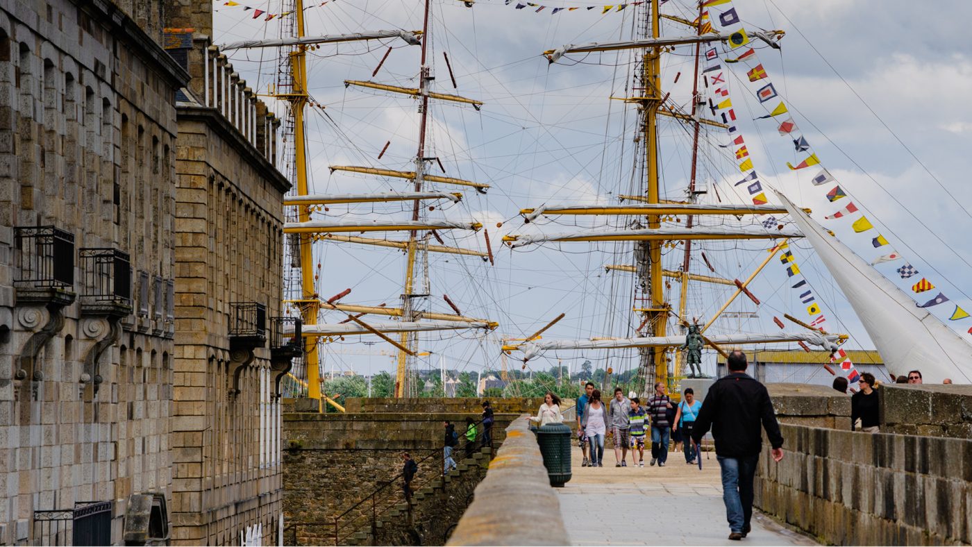 Lorsque la ville de Saint-Malo accueille certains événements nautiques tels que la Tall Ships’ Race, les grands voiliers s’invitent dans la Cité Close et leurs mâts viennent tutoyer les cheminées des bâtisses bourgeoises du quartier de la Californie.
