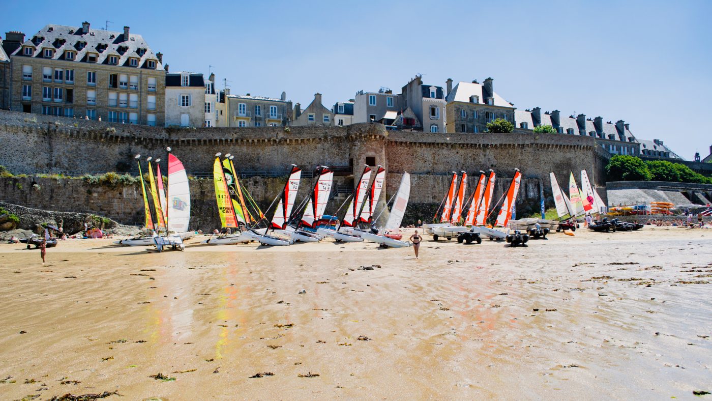 Quartier général de la Société Nautique de la Baie de Saint-Malo, la plage de Bon Secours est en permanence redécorée aux couleurs des immenses voiles des Optimists, Zodiacs, Catamarans et autres embarcations sur le départ.