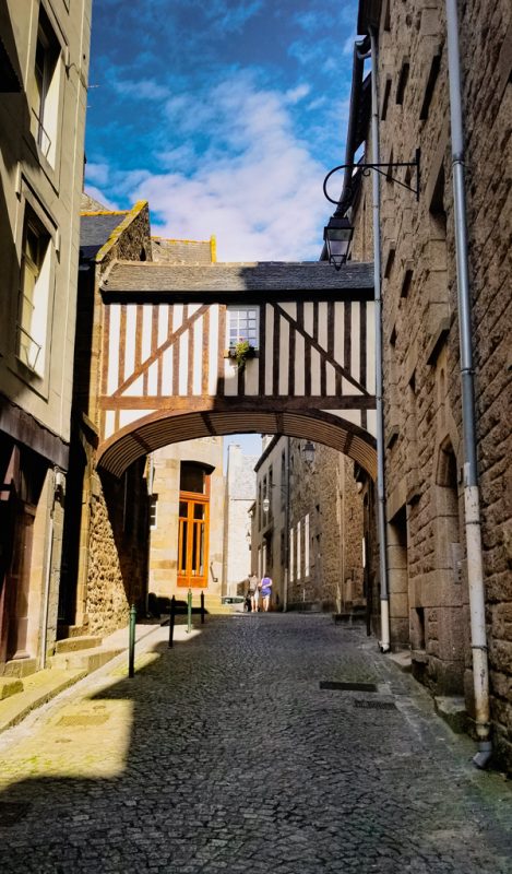 Le passage voûté à pan de bois toujours visible rue des Vieux-remparts reliait autrefois les deux bâtiments qui composaient le Couvent des Récollets.