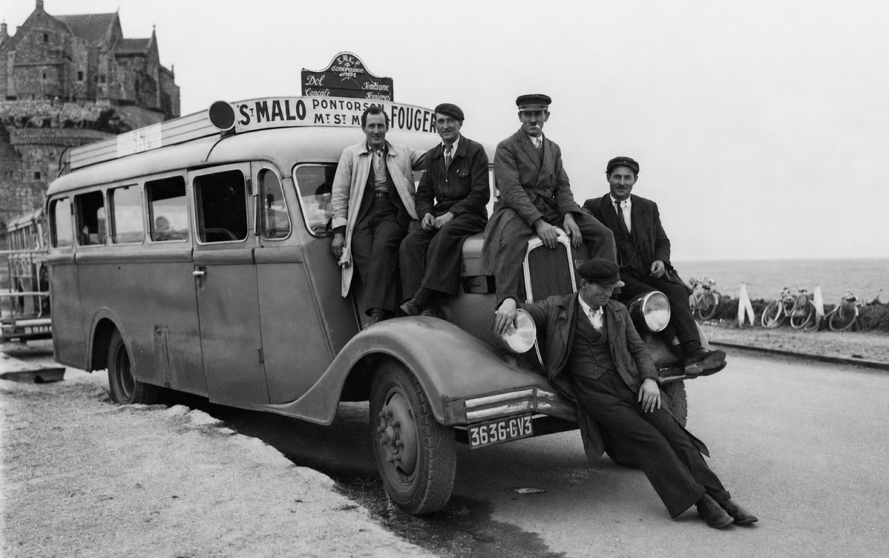 Un car Collyer devant le Mont-Saint-Michel